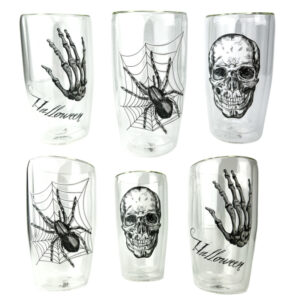 Envie de transformer ta maison en manoir hanté sans te prendre la tête ? Nos autocollants Halloween sont là pour ça ! Citrouilles ricanantes, fantômes coquins, squelettes farceurs et araignées baladeuses : il te suffit de décoller et coller pour créer une ambiance effrayante à souhait. À poser sur les vitres, miroirs, murs ou même carnets et cadeaux : ces stickers s’invitent partout pour semer la panique… ou les sourires !