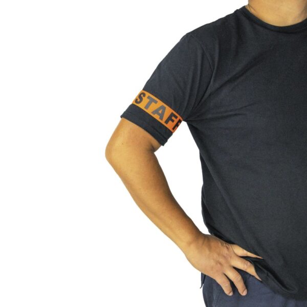 Le Brassard Staff est l’accessoire indispensable pour tous les événements où vous devez être facilement identifiable. Que vous soyez en mission de sécurité, organisateur d'un événement ou membre de l’équipe logistique, ce brassard vous permettra d’afficher clairement votre rôle tout en restant discret et pratique. Léger et confortable, il s’adapte à toutes les tenues tout en vous offrant une visibilité maximale ! 🚨✨