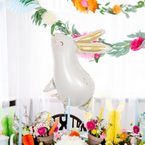 Avec ses grandes oreilles toutes douces (visuellement, hein !), son sourire craquant et son look pastel irrésistible, le ballon Lapin Tyna est prêt à sauter dans ta déco pour la rendre magique. Parfait pour les anniversaires, Pâques ou toute fête où le fun est roi !