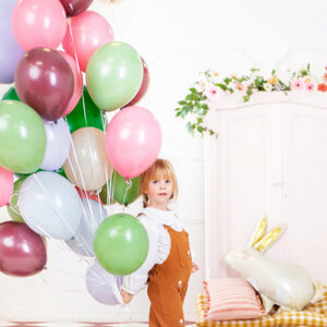 Avec ses grandes oreilles toutes douces (visuellement, hein !), son sourire craquant et son look pastel irrésistible, le ballon Lapin Tyna est prêt à sauter dans ta déco pour la rendre magique. Parfait pour les anniversaires, Pâques ou toute fête où le fun est roi !