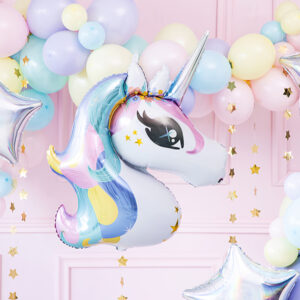 Envie d’un décor féerique qui en met plein les yeux ? Ce majestueux ballon licorne en mylar (aluminium) est l’allié parfait des anniversaires enchantés, baby showers magiques, ou goûters arc-en-ciel ! Avec sa crinière multicolore et son sourire adorable, il fera briller les yeux des petits comme des grands.