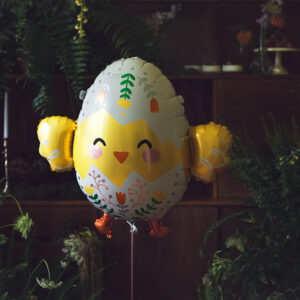 Craquez pour ce ballon Poussin ultra adorable qui mettra une ambiance tendre et rigolote à toutes vos fêtes. Avec ses joues roses, ses petits yeux tout ronds et son air un peu curieux, il est aussi parfait pour Pâques, un anniversaire ou une baby shower.