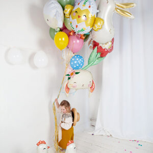 Craquez pour ce ballon Poussin ultra adorable qui mettra une ambiance tendre et rigolote à toutes vos fêtes. Avec ses joues roses, ses petits yeux tout ronds et son air un peu curieux, il est aussi parfait pour Pâques, un anniversaire ou une baby shower.