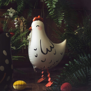Envie de mettre une touche d’humour et de mignonnerie à ta fête ? Ce ballon en forme de poule est parfait pour toutes les occasions déjantées : anniversaires, fêtes à thème ferme ou simplement pour faire rigoler petits et grands. Une décoration qui ne passera pas inaperçue !