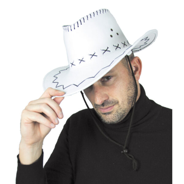Envie d’un look de shérif... sans quitter la piste de danse ? Ce chapeau Buffalo blanc est l’accessoire qu’il te faut ! Entre country vibes et style déjanté, il transformera ton déguisement en véritable légende de l’Ouest. Ajoutez des bottes, un lasso imaginaire… et que le rodéo commence !