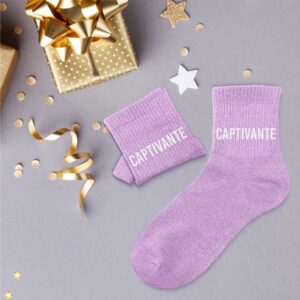 CHAUSSETTES PAILLETTES CAPTIVANTE. A la recherche d'une paire de chaussettes originale qui tient au chaud ? Notre paire de chaussettes à paillettes "Captivante" est l'accessoire Mode idéal ! Taille : 36-42 Ces chaussettes à paillettes couleur lavande avec la mention "Captivante" en blanc sont la garantie de passer un hiver bien au chaud.