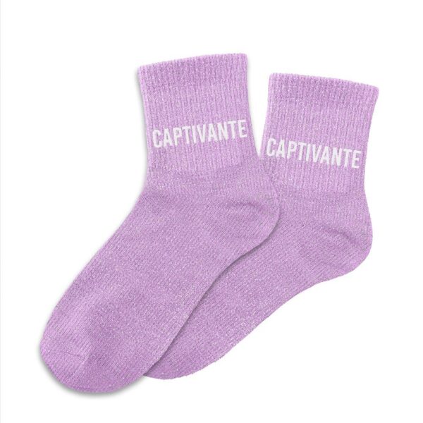 CHAUSSETTES PAILLETTES CAPTIVANTE. A la recherche d'une paire de chaussettes originale qui tient au chaud ? Notre paire de chaussettes à paillettes "Captivante" est l'accessoire Mode idéal ! Taille : 36-42 Ces chaussettes à paillettes couleur lavande avec la mention "Captivante" en blanc sont la garantie de passer un hiver bien au chaud.