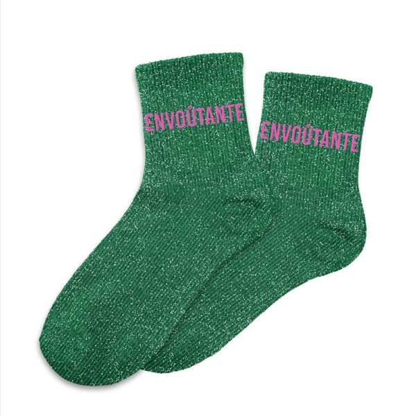 Envie de réchauffer l’hiver avec une touche de mystère et de style ? Nos chaussettes "Envoûtante" allient confort douillet, paillettes brillantes et coloris magnétiques. Avec leur joli vert profond et l’inscription “Envoûtante” en magenta, elles font rimer chaleur et élégance. À porter fièrement ou à offrir à une femme pleine de charme… comme vous !