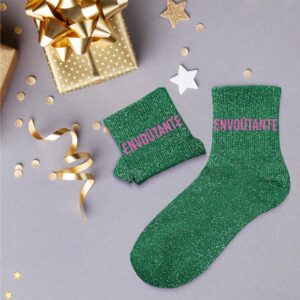 Envie de réchauffer l’hiver avec une touche de mystère et de style ? Nos chaussettes "Envoûtante" allient confort douillet, paillettes brillantes et coloris magnétiques. Avec leur joli vert profond et l’inscription “Envoûtante” en magenta, elles font rimer chaleur et élégance. À porter fièrement ou à offrir à une femme pleine de charme… comme vous !