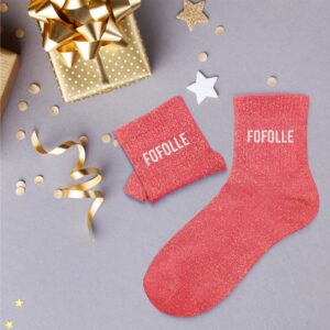 Un brin déjantée ? Beaucoup trop fun ? Ces chaussettes sont faites pour vous ! Avec leur rouge pétillant, leurs paillettes brillantes et la mention “Fofolle” en blanc, elles affichent la couleur (et la personnalité) sans complexe ! Parfaites pour rigoler, chiller, danser… ou tout ça en même temps.
