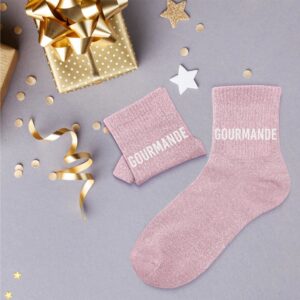 Vous avez dit gourmande ? Voilà la paire de chaussettes parfaite pour celles qui assument leur amour du sucré avec style ! Confortables, chaudes et pailletées juste comme il faut, ces chaussettes sont idéales pour chiller à la maison ou briller discrètement en soirée pyjama. Une touche de fun et de douceur à vos pieds, à consommer sans modération !
