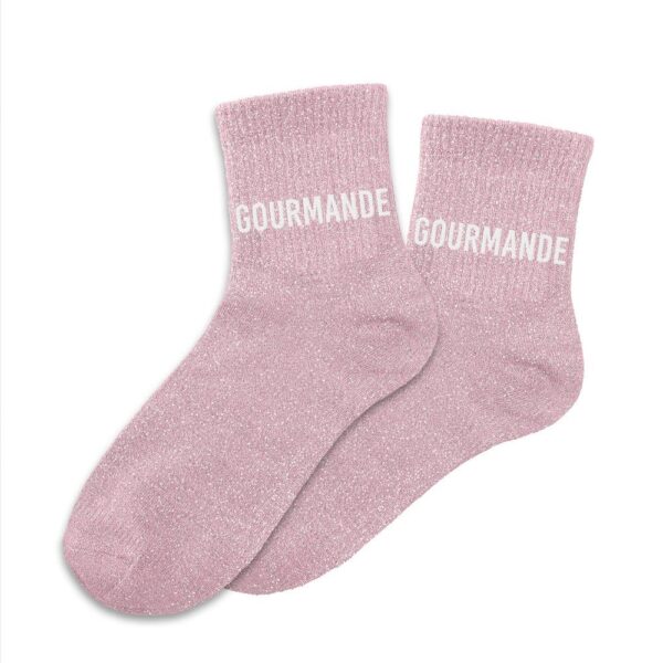 Vous avez dit gourmande ? Voilà la paire de chaussettes parfaite pour celles qui assument leur amour du sucré avec style ! Confortables, chaudes et pailletées juste comme il faut, ces chaussettes sont idéales pour chiller à la maison ou briller discrètement en soirée pyjama. Une touche de fun et de douceur à vos pieds, à consommer sans modération !