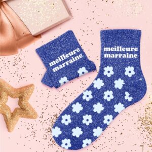 Offrez à votre marraine un cadeau doux, stylé et plein d’amour avec cette jolie paire de chaussettes à paillettes. Ornées de fleurs grises sur fond bleu lumineux, elles affichent fièrement la mention “Meilleure Marraine” en haut de la tige. Un clin d’œil tendre à celle qui occupe une place précieuse dans votre cœur.
