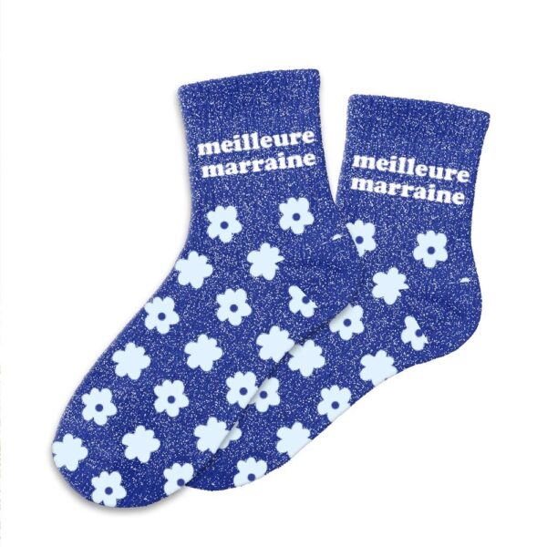 Offrez à votre marraine un cadeau doux, stylé et plein d’amour avec cette jolie paire de chaussettes à paillettes. Ornées de fleurs grises sur fond bleu lumineux, elles affichent fièrement la mention “Meilleure Marraine” en haut de la tige. Un clin d’œil tendre à celle qui occupe une place précieuse dans votre cœur.