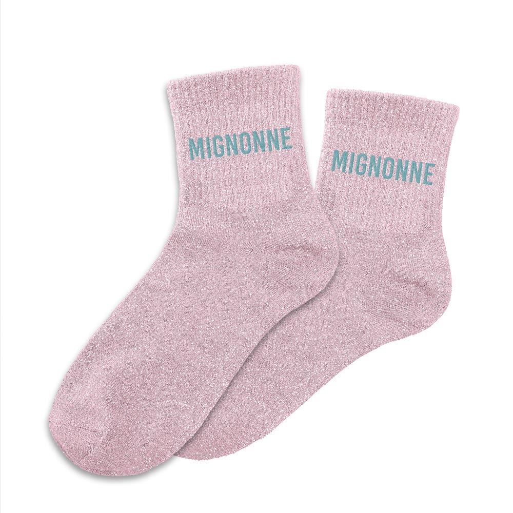 Craquez pour ces chaussettes aussi douillettes que craquantes ! Avec leur joli rose tendre pailleté et la mention “Mignonne” brodée en bleu, elles sont l’accessoire parfait pour chiller avec style ou offrir un petit cadeau plein de douceur. Un petit look tout rose qui réchauffe les pieds et le cœur !