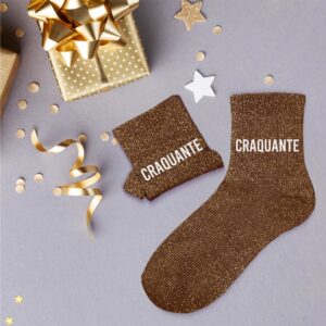 Craquez pour ces chaussettes aussi confortables que stylées ! Leur jolie couleur marron chocolat, leurs fines paillettes et l’inscription “Craquante” en blanc en font l’accessoire parfait pour les filles au cœur tendre mais au style affirmé. À offrir ou à s’offrir pour un hiver tout en douceur… et en craquage !