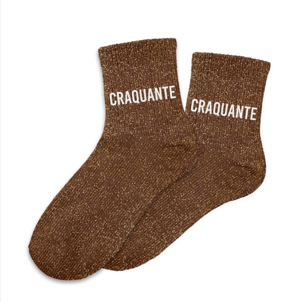 Craquez pour ces chaussettes aussi confortables que stylées ! Leur jolie couleur marron chocolat, leurs fines paillettes et l’inscription “Craquante” en blanc en font l’accessoire parfait pour les filles au cœur tendre mais au style affirmé. À offrir ou à s’offrir pour un hiver tout en douceur… et en craquage !