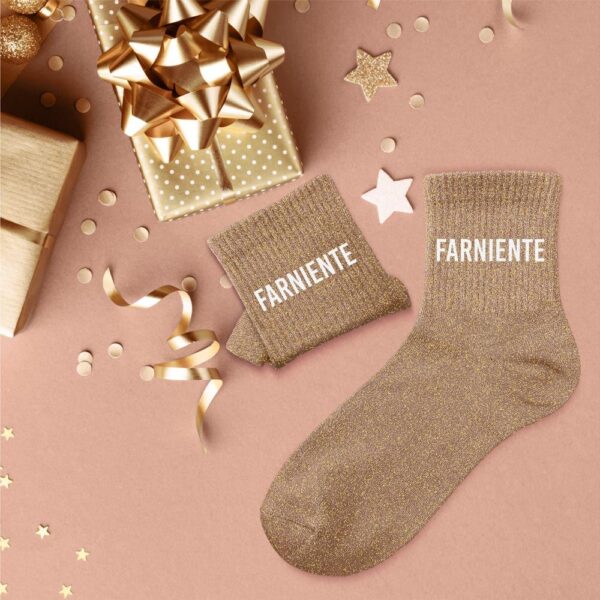 CHAUSSETTES PAILLETTES FARNIENTE. A la recherche d'une paire de chaussettes originale qui tient au chaud ? Notre paire de chaussettes à paillettes "Farniente" est l'accessoire Mode & Beauté idéal ! Taille : 36-42 Ces chaussettes brunes à paillettes avec la mention "Blondinette" en blanc sont la garantie de passer un hiver bien au chaud.