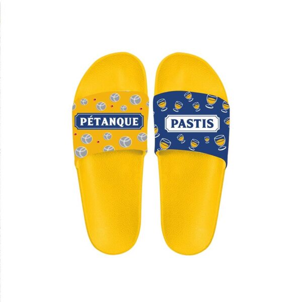 Marre des cadeaux trop classiques ? Offrez l'originalité et le sens de l'humour avec nos claquettes dépareillées Pastis & Pétanque ! Idéales pour flâner autour du terrain de boules, siroter l'apéro en terrasse ou simplement pour afficher son art de vivre à la Provençale. Disponibles en deux tailles pour s'adapter à toutes les pointures de champions, elles sont le détail qui fera sourire. Un cadeau décalé, confortable et tellement... sud !