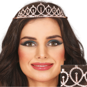 Rien de tel qu’un diadème scintillant pour compléter un costume de princesse ou ajouter une note féerique à une tenue de fête. Fabriqué en métal argenté pour un rendu noble et élégant, ce diadème est un accessoire indispensable pour rêver les yeux ouverts.