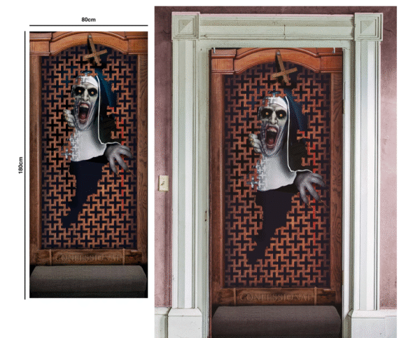 Transformez l’entrée de votre maison en lieu de confession macabre avec cette décoration de porte "Confessionnal Bonne Sœur Halloween". Vous plongerez vos invités dans une atmosphère inquiétante avec cette porte décorée d’une bonne sœur et d’un confessionnal effrayant, parfait pour une soirée de terreur ou pour ajouter une touche d’horreur à votre Halloween.