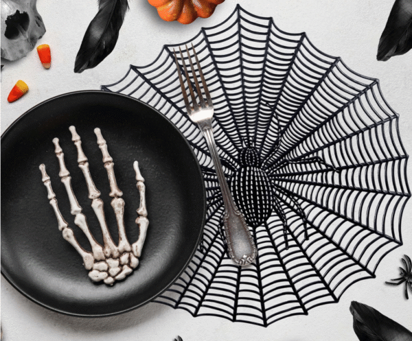 Apportez un peu de magie macabre à votre table avec ce Dessous de Plat Toile d'Araignée. Parfait pour vos repas d'Halloween, il protège vos surfaces tout en ajoutant un effet terrifiant. Grâce à son design en forme de toile d’araignée, il attire l’attention et impressionnera vos invités avec son aspect à la fois créatif et effrayant. Un accessoire déco idéal pour une ambiance hantée !