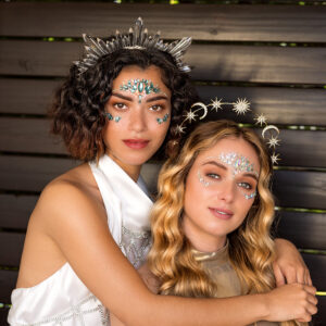 Rehaussez votre style avec notre tiare couronne halo Calypso en métal. Ce diadème unique, décoré d'étoiles scintillantes, de lunes délicates et d'un soleil rayonnant, est l'accessoire parfait pour ajouter une touche de magie à n'importe quelle occasion.