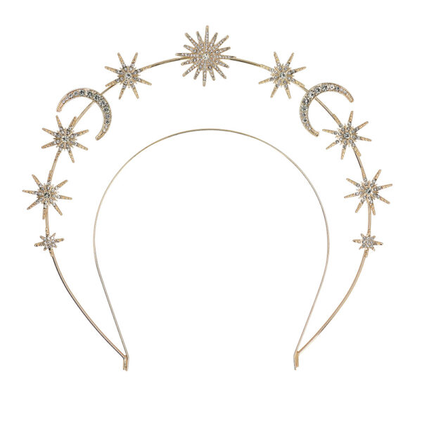 Rehaussez votre style avec notre tiare couronne halo Calypso en métal. Ce diadème unique, décoré d'étoiles scintillantes, de lunes délicates et d'un soleil rayonnant, est l'accessoire parfait pour ajouter une touche de magie à n'importe quelle occasion.