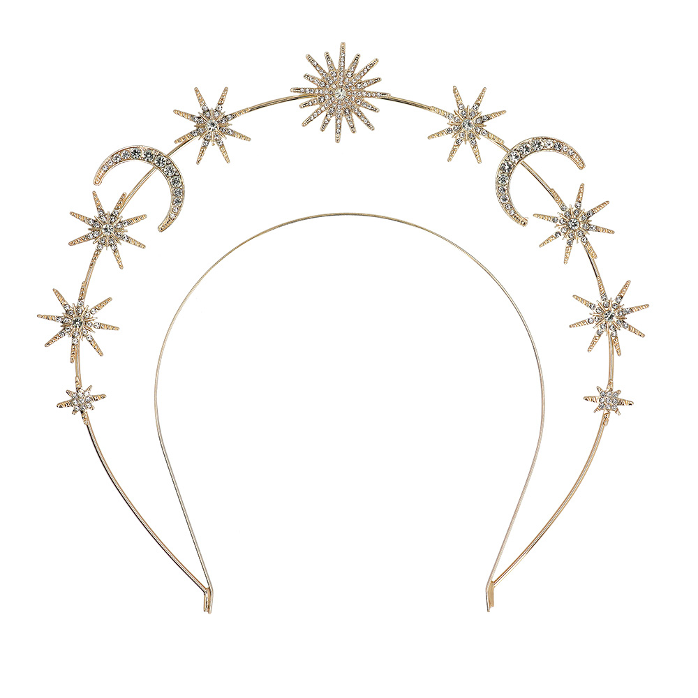 Rehaussez votre style avec notre tiare couronne halo Calypso en métal. Ce diadème unique, décoré d'étoiles scintillantes, de lunes délicates et d'un soleil rayonnant, est l'accessoire parfait pour ajouter une touche de magie à n'importe quelle occasion.