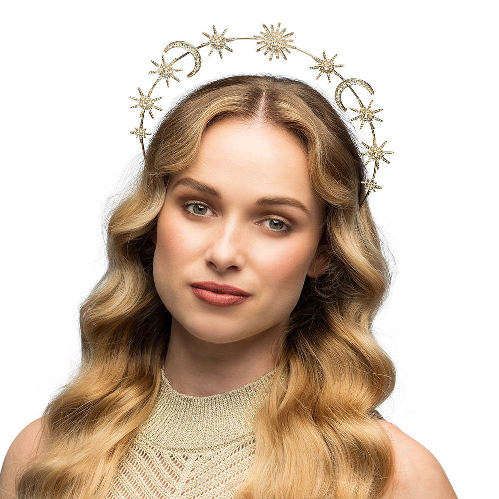Rehaussez votre style avec notre tiare couronne halo Calypso en métal. Ce diadème unique, décoré d'étoiles scintillantes, de lunes délicates et d'un soleil rayonnant, est l'accessoire parfait pour ajouter une touche de magie à n'importe quelle occasion.