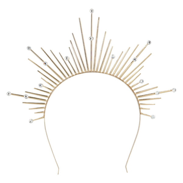 Rehaussez votre style avec notre tiare couronne halo Orion en métal. Ce diadème unique en son genre, orné de pointes stylisées et de diamants étincelants, est l'accessoire parfait pour ajouter une touche d'éclat et d'originalité à n'importe quelle occasion