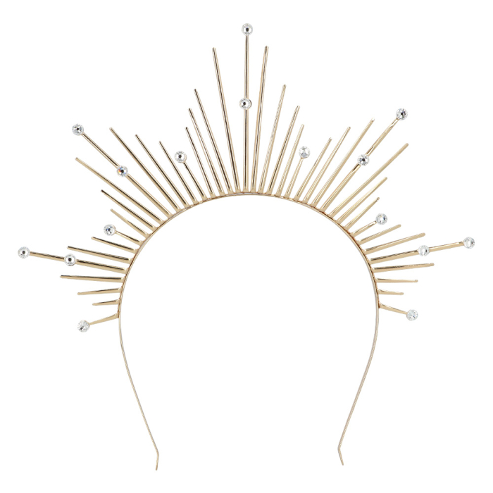Rehaussez votre style avec notre tiare couronne halo Orion en métal. Ce diadème unique en son genre, orné de pointes stylisées et de diamants étincelants, est l'accessoire parfait pour ajouter une touche d'éclat et d'originalité à n'importe quelle occasion