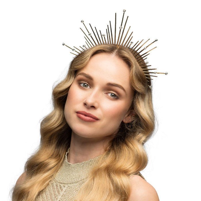Rehaussez votre style avec notre tiare couronne halo Orion en métal. Ce diadème unique en son genre, orné de pointes stylisées et de diamants étincelants, est l'accessoire parfait pour ajouter une touche d'éclat et d'originalité à n'importe quelle occasion