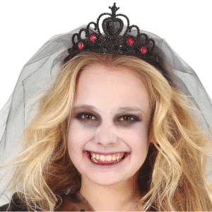 Offrez-vous une allure royalement effrayante avec ce diadème noir orné d’un voile mystérieux. Il se porte fièrement sur les cheveux lâchés, relevés, ou même une perruque. Parfait pour Halloween, un bal gothique ou une soirée à thème sorcière, vampire, ou même veuve noire fatale.