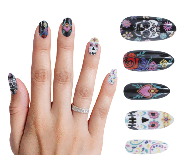 Faux Ongles Halloween "Los Muertos" – 12 Pièces + Colle Apportez une touche élégamment macabre à votre look avec ces faux ongles aux motifs calaveras ! Inspirés par la fête mexicaine du Jour des Morts, ils mêlent motifs floraux, têtes de mort colorées, et ambiance festive. À porter avec un maquillage assorti ou simplement pour se faire remarquer !