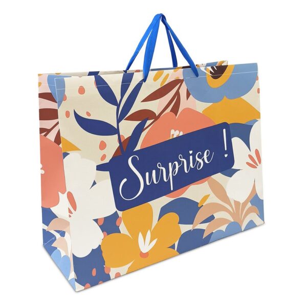 Sublimez vos cadeaux les plus imposants avec notre pochette "Surprise !" Florale TGM. Son design joyeux et coloré aux motifs floraux originaux, associé à un encadré bleu portant la mention "Surprise !", apportera une touche d'enthousiasme et de mystère à vos présents de grande taille.