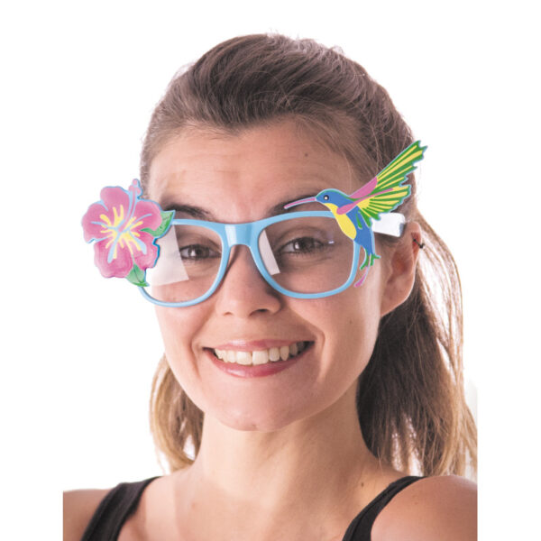 Ces lunettes Hibiscus apportent immédiatement une touche de fraîcheur et de fun à votre look ! Avec leurs motifs floraux inspirés des îles, elles sont l'accessoire parfait pour un style tropical, parfait pour l'été, les festivals ou même une soirée à thème hawaïenne. Les fleurs hibiscus sur les montures ajouteront une touche de soleil à chaque moment ! 🌞🌴