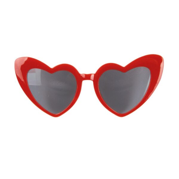 Envie d’un look qui en jette ? Ces lunettes cœur rouges sont un concentré d’amour, de fun et de vibes vintage. On dirait qu’elles sortent tout droit d’un clip des années 80… et c’est exactement pour ça qu’on les adore ! À porter avec audace, rouge à lèvres et sourire compris.