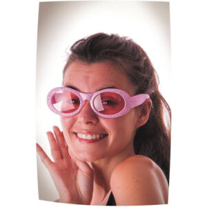 Tu veux briller de mille feux sans faire d’effort ? Les lunettes à paillettes sont là pour ça ! Elles ne protègent peut-être pas du soleil… mais assurément des looks fades. Parfaites pour un anniversaire, une soirée disco ou juste pour faire sensation dans le rayon chips.