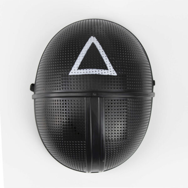 Directement inspiré des univers dystopiques les plus populaires, ce masque Player Triangle noir avec triangle blanc est LE détail qui fait toute la différence ! Incarnez un mystérieux gardien de l’ordre ou semez le doute parmi les joueurs... Ce masque, aussi iconique que troublant, transformera instantanément votre tenue en costume percutant et énigmatique.