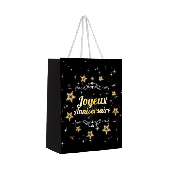 Mettez en valeur vos petites attentions d'anniversaire avec notre mini pochette Party Chic D. Son design original et tendance apportera une touche d'élégance et de surprise à vos plus petits présents.