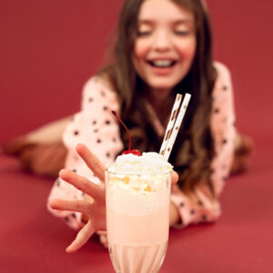 Donnez un style raffiné et tendance à vos boissons avec ce lot de 10 pailles rayées blanches et rose gold. Parfaites pour toutes les occasions festives où l’élégance rencontre la bonne humeur.