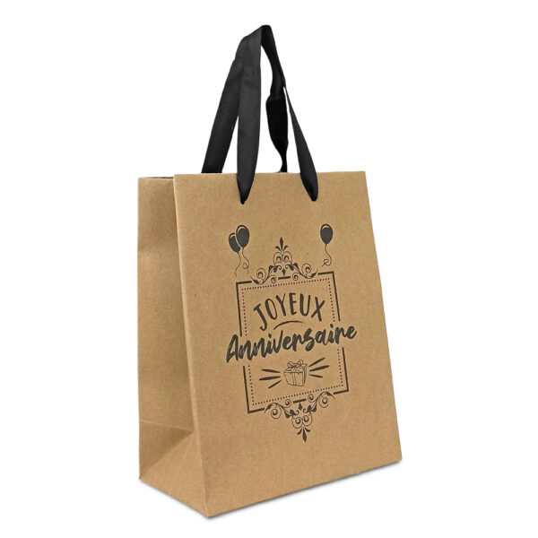 Mettez en valeur vos petites attentions d'anniversaire avec notre pochette cadeau "Joyeux Anniversaire" en kraft. Son design naturel et festif, orné d'un cadre noir avec des arabesques, des ballons et un cadeau, associé à la mention "Joyeux Anniversaire" en noir et à des anses noires, apportera une touche chaleureuse et joyeuse à vos présents.