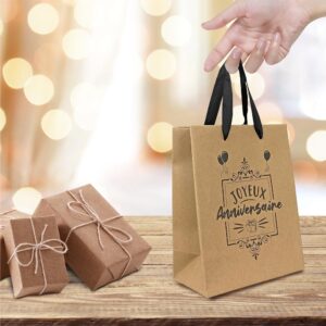 Mettez en valeur vos petites attentions d'anniversaire avec notre pochette cadeau "Joyeux Anniversaire" en kraft. Son design naturel et festif, orné d'un cadre noir avec des arabesques, des ballons et un cadeau, associé à la mention "Joyeux Anniversaire" en noir et à des anses noires, apportera une touche chaleureuse et joyeuse à vos présents.