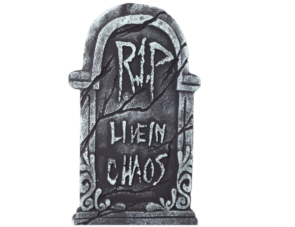 Affrontez le chaos avec cette Pierre Tombale "Live in Chaos". Avec ses détails frappants et son inscription provocante, cette pierre tombe comme un cri dans l’obscurité, créant une atmosphère intense et perturbante. Que ce soit pour Halloween, une soirée à thème ou un événement où le chaos règne, cette décoration ajoutera une couche de folie à votre ambiance macabre.