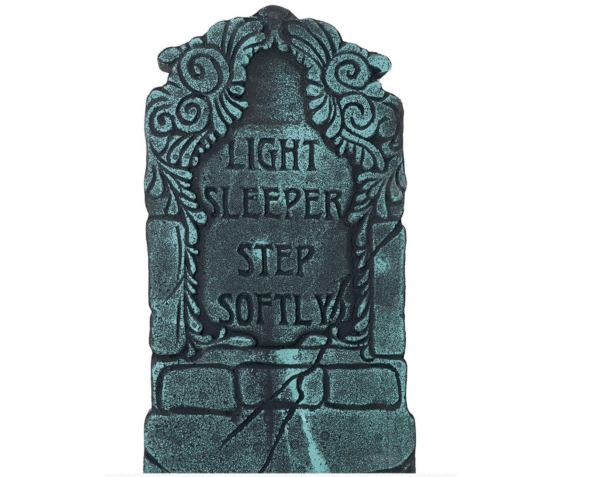 Transformez votre décor en un cimetière vivant avec cette Pierre Tombale Light Sleeper. Parfaite pour les événements effrayants ou les soirées à thème, elle ajoutera un élément mystérieux et sinistre à votre décoration, en évoquant un esprit qui ne trouve jamais le repos. Son inscription énigmatique et son design inquiétant en font l’accessoire idéal pour une ambiance ténébreuse et surnaturelle.