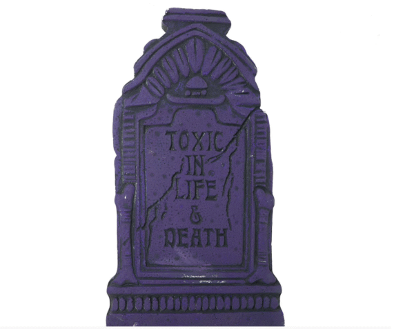 Ajoutez une pierre tombale à la fois effrayante et stylisée à votre décor avec cette Pierre Tombale Toxic in Live Violette. Idéale pour des événements à thème ou une fête d'Halloween, elle mettra l'accent sur une décoration macabre et mystérieuse. Son design violet vibrant et ses détails intrigants feront un excellent ajout à votre collection de décorations effrayantes.