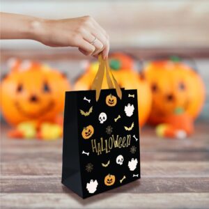 À Halloween, ce n’est pas seulement le déguisement qui fait la différence, c’est aussi le sac à bonbons stylé ! Avec sa silhouette noire mystérieuse et ses dessins qui font frissonner (fantômes, chauves-souris, squelettes et citrouilles au programme), cette pochette à bonbons Halloween annonce la couleur : vous êtes ici pour le sucre... et rien d'autre ! Solide, mignonnement effrayante, et ultra-pratique grâce à sa anse orange, elle accompagnera les petits monstres tout au long de leur tournée sucrée, sans plier sous la pression (ni sous les caramels durs).