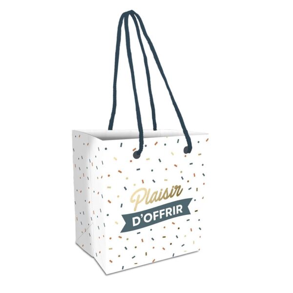 Mettez en valeur votre mug cadeau avec notre pochette "Plaisir d'Offrir" Confettis. Son design joyeux avec des confettis colorés sur fond blanc, associé à la mention affectueuse "Plaisir d'offrir" en doré et blanc sur un bandeau bleu gris, apportera une touche de gaieté et d'attention à votre présent.