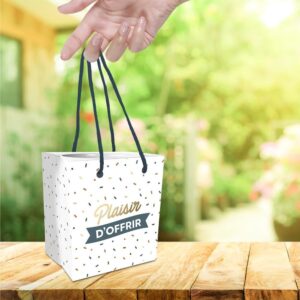 Mettez en valeur votre mug cadeau avec notre pochette "Plaisir d'Offrir" Confettis. Son design joyeux avec des confettis colorés sur fond blanc, associé à la mention affectueuse "Plaisir d'offrir" en doré et blanc sur un bandeau bleu gris, apportera une touche de gaieté et d'attention à votre présent.